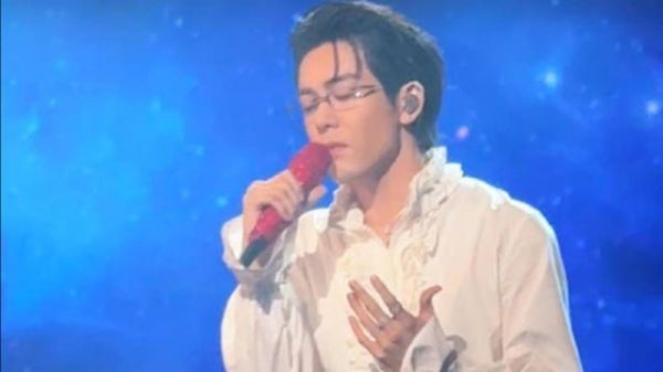 曾舜晞亮相湾区春晚献唱《吻你吻上太空》