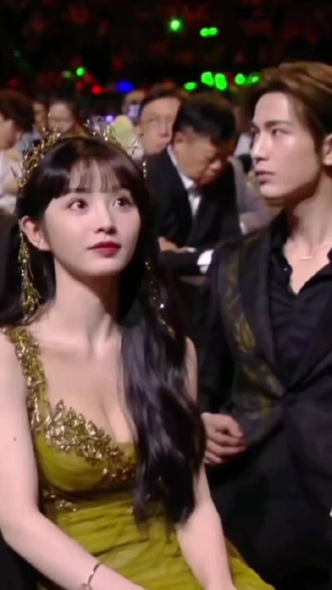 田曦薇爱奇艺尖叫之夜红毯内场造型