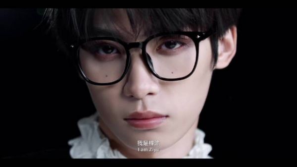 梓渝戴眼镜造型引热议，黑框银丝墨镜展现多重魅力