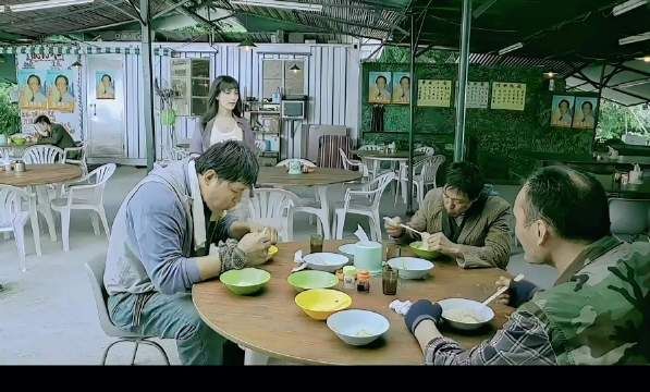 吴京为救卢靖姗独闯虎穴赤手空拳对战三通缉犯