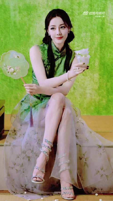 迪丽热巴，绿意盎然，旗袍美人
