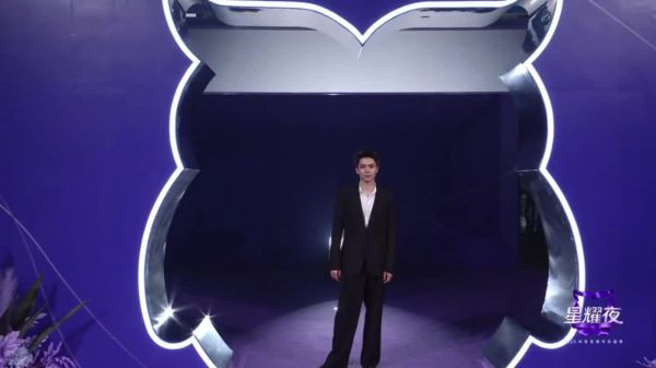 罗一舟星耀夜红毯采访全程 大背头+黑西装 好帅气的贵公子啊