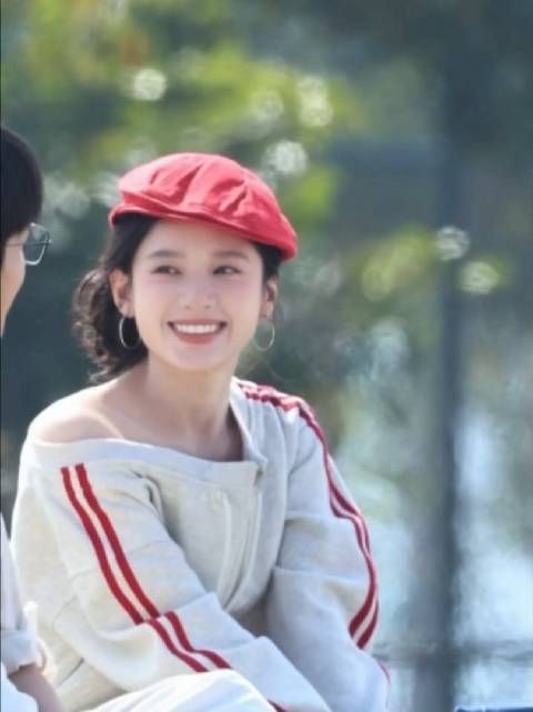 张婧仪《致我那菜市场的白月光》路透曝光，卷发大耳环造型甜度满分