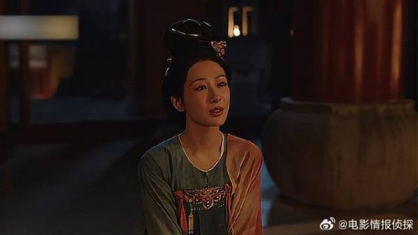 牡丹祭拜母亲 蒋长扬远远看着，眼里既心疼又宠爱