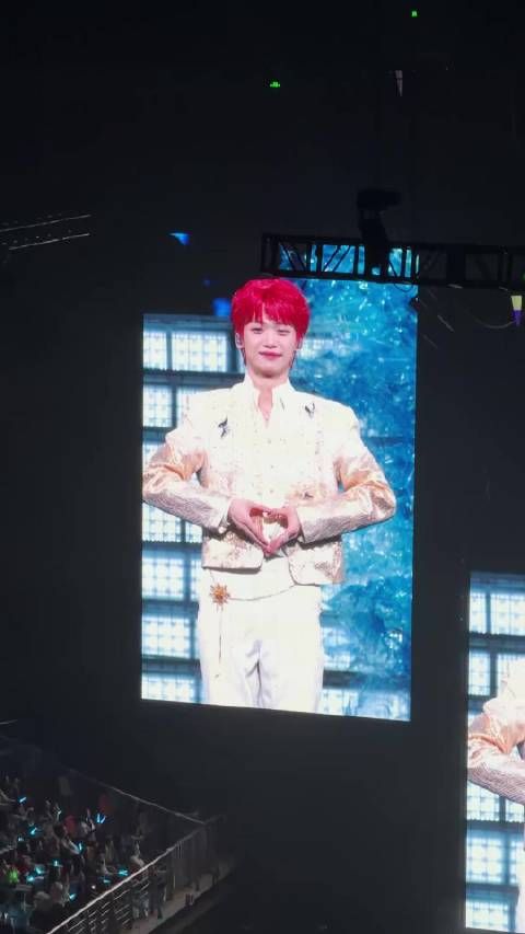 梓渝演唱会舞台上的比心十连拍甜度真的太超标了吧！YUNI又幸福了！