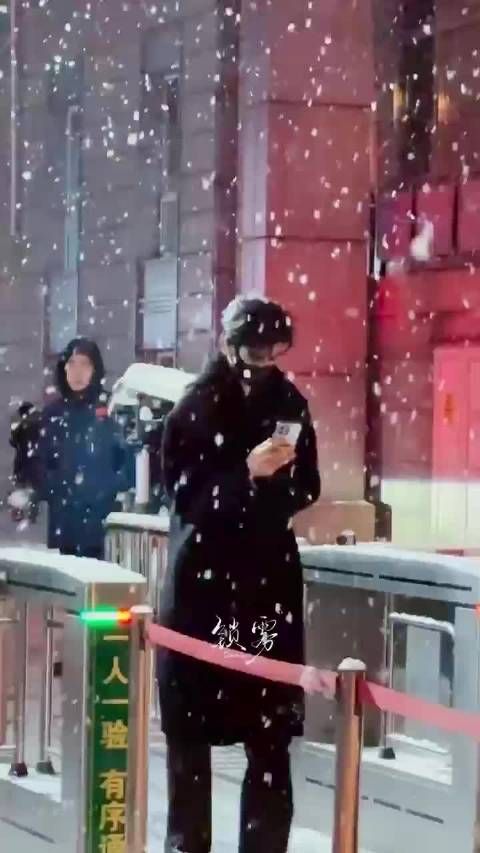 宋威龙春晚联排雪夜下班路透，黑大衣抬头一笑氛围拉满