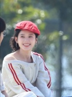 张婧仪《致我那菜市场的白月光》路透曝光，卷发大耳环造型甜度满分