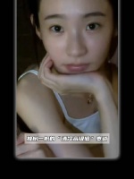 张艺凡格纹风衣黑丝长靴造型飒爽亮相，甜酷切换展芭蕾风骨