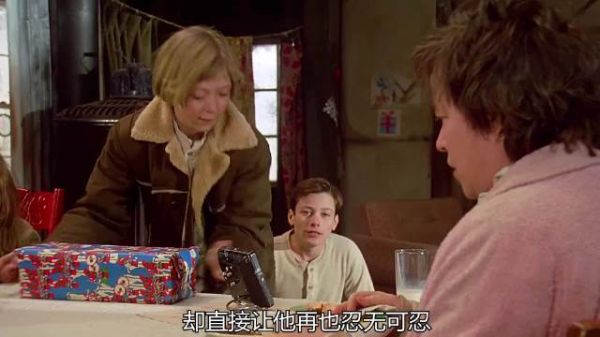 母亲赠锤钉作圣诞礼物引家庭冲突，长子控诉忽视亲情