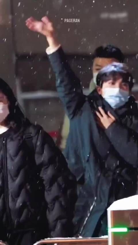 周深春晚联排后雪中向粉丝挥手鞠躬致意