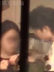 高越吃女友手里的冰淇淋