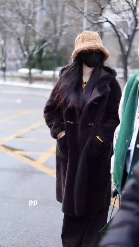 王楚然亮相央视春晚彩排，黑色大衣尽显清冷气质