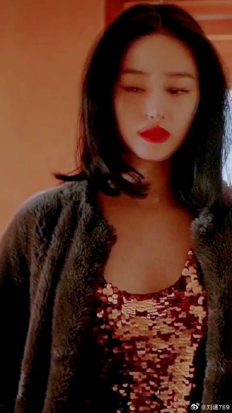 东方美人杨采钰，低调魅惑，光影交错间尽显温柔 微博VC计划