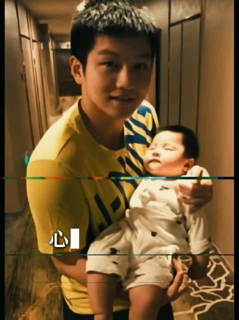 樊振东抱娃姿势专业如人形安全座椅