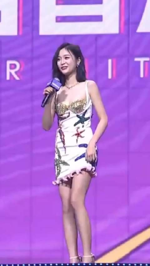 吴宣仪台上被主持人忽悠跳了三遍舞蹈 真是音乐不停都不好站那