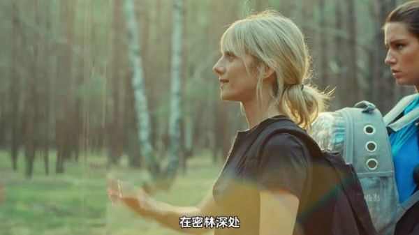 女人为躲避仇家，在森林里建造了一间隐形庇护所