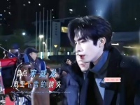 宋威龙黑色大衣雪中亮相，再现林屿森冬日名场面