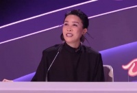 华晨宇旁观那英纠结选手，表情吃瓜引关注