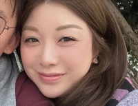 香港知名女星新恋情曝光，二十年闺蜜变情人，男友不介意当继父