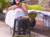 小矮人悄悄爬到怀孕女子身下