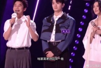 逮到华晨宇这个吃瓜群众！那英越纠结，他看得越起劲