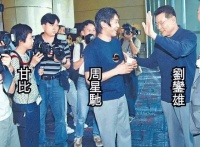 刘銮雄太宠老婆了！甘比出席活动，戴一整套帝王紫宝石超显富贵！