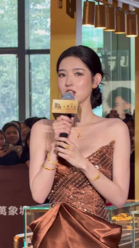 不是？没人告诉我王玉雯美成这样啊！