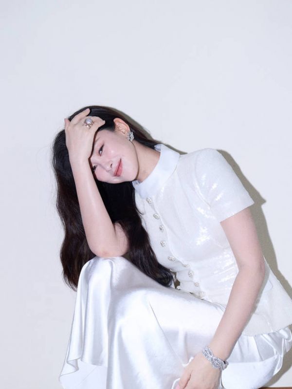 朱珠浅笑垂眸，温柔又带着松弛感。