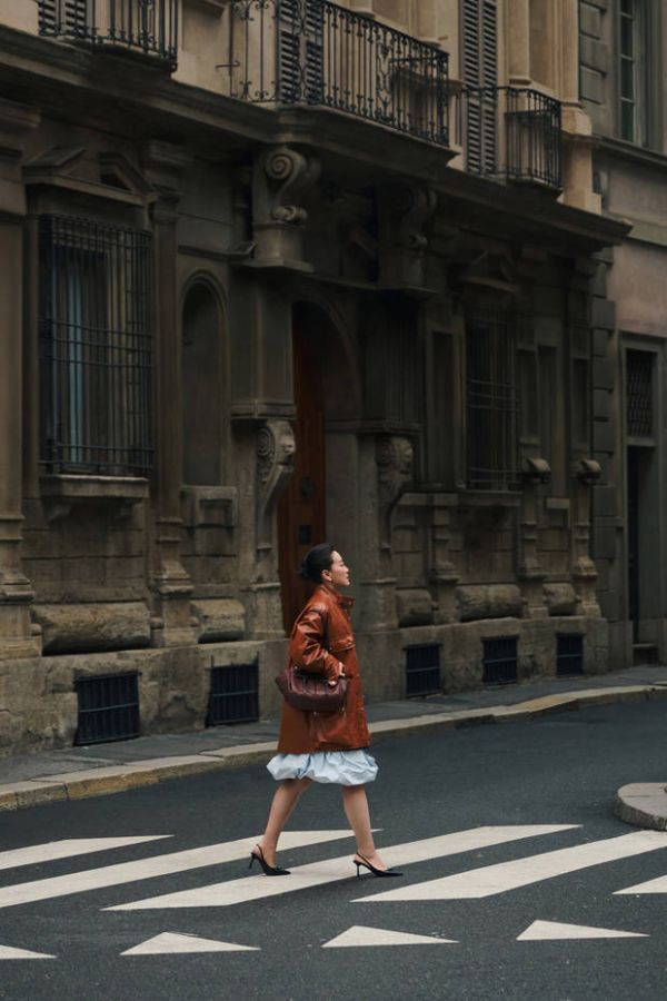 贾玲出行路透，皮衣造型气场十足。