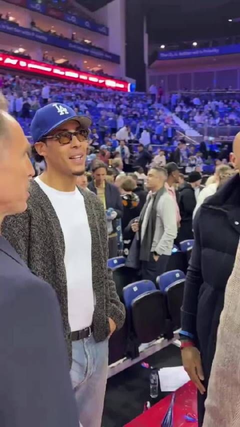 帅！范戴克现身 NBA 伦敦赛，还和亨利、纳什、诺维茨基一起见面合影