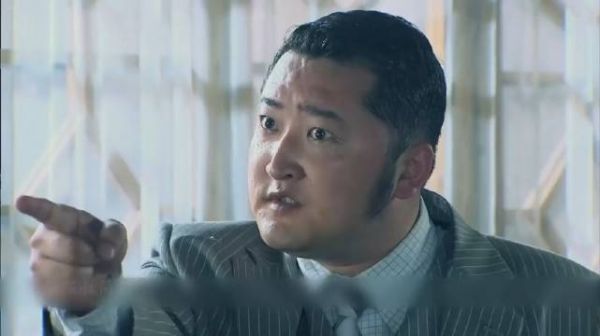 男人认贼作父嚣张跋扈，却被黑老大一招拿下， 上海滩生死较量