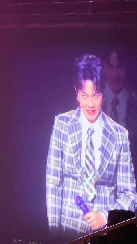 颜人中回应网友P图旅游套餐，穿民工羽绒服打卡