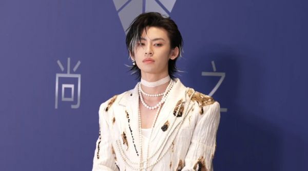 小鬼王琳凯亮相时尚之夜红毯，白西装披风造型吸睛