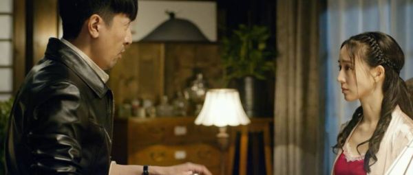 武木一郎暗示叶碧莹用红布挡光，叶碧莹愣神后回应