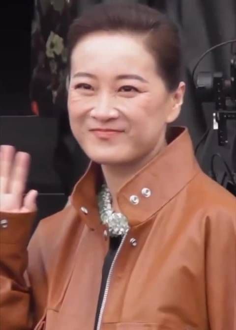 贾玲新造型引热议，身材变化显著