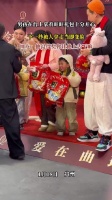 男孩台上旺旺礼包被拿走瞬间变脸