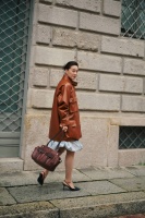 贾玲棕色皮衣亮相米兰时装周 简约盘发造型松弛又高级