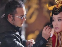 75岁刘晓庆再拍武则天，还演少女！1天睡4小时，手机壳印着她本人