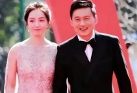 “戏里”是父女，“戏外”是夫妻，他们俩个关系公开时，孩子都8岁了