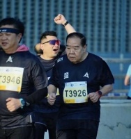 从270斤减到200斤！74岁“肥猫”首马完赛