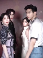 一张张帅脸后是一张张美脸