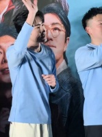 杨玏白月光演技获赞，杨立新路演现场温情注视