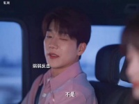 肖稚宇胡羞情侣出游互动甜蜜抹护手霜