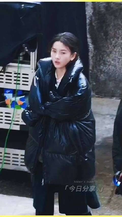 宋祖儿片场裹羽绒服抱臂而立，清冷气质尽显沉静魅力