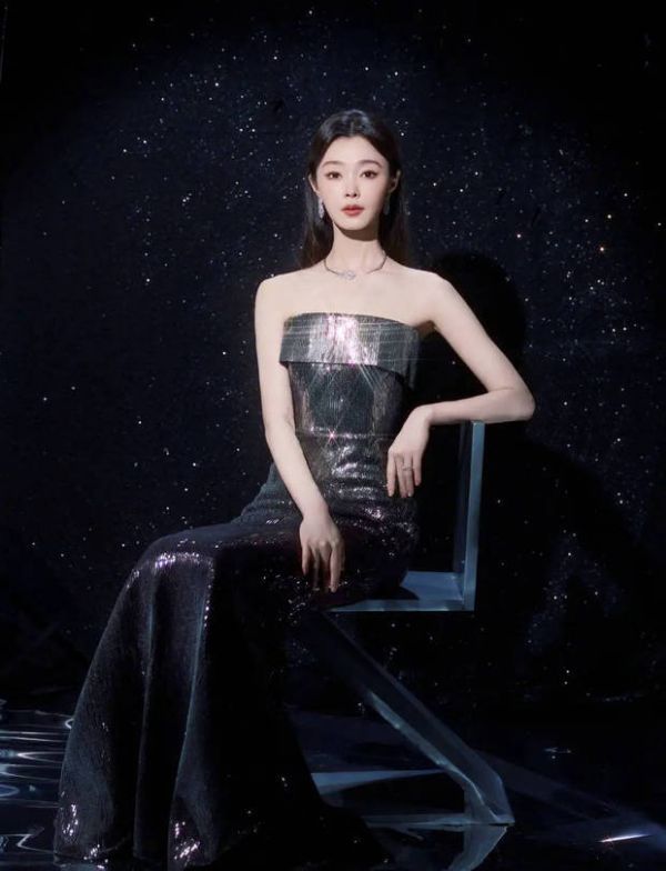 搜狐娱乐讯 近日，一组宋轶星光氛围感写真释出。图中她着抹胸亮片礼裙，气质清冷优雅。