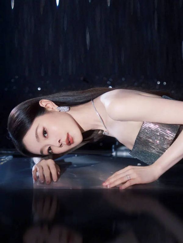 宋轶俯身镜面，侧颜精致皮肤白皙透亮。