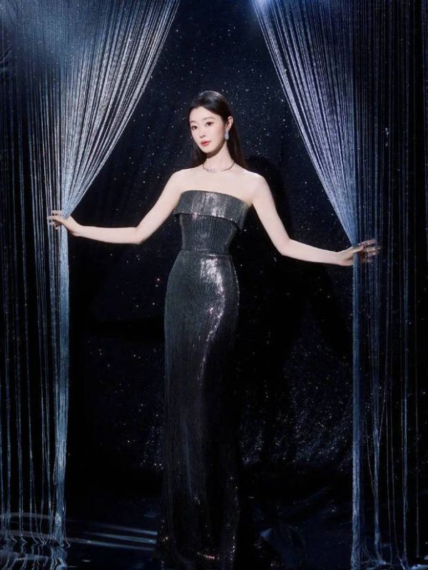 宋轶拉开珠帘，裙摆摇曳气场全开。
