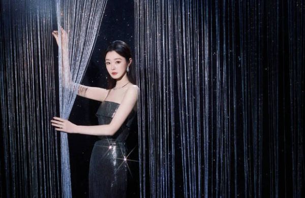 宋轶轻启珠帘，侧身而立尽显清冷气质。