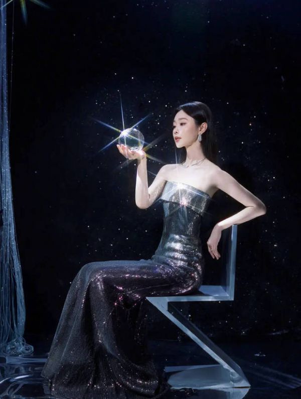宋轶持水晶球端坐，光影交织尽显冷艳质感。