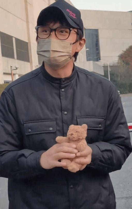 搜狐娱乐讯 近日，邓超与粉丝互动的视频曝光。今年已经46岁的他，在孙俪的帮助下成功瘦成，如此清晰的下颌线和少年感，被粉丝调侃瘦成“男大”了。